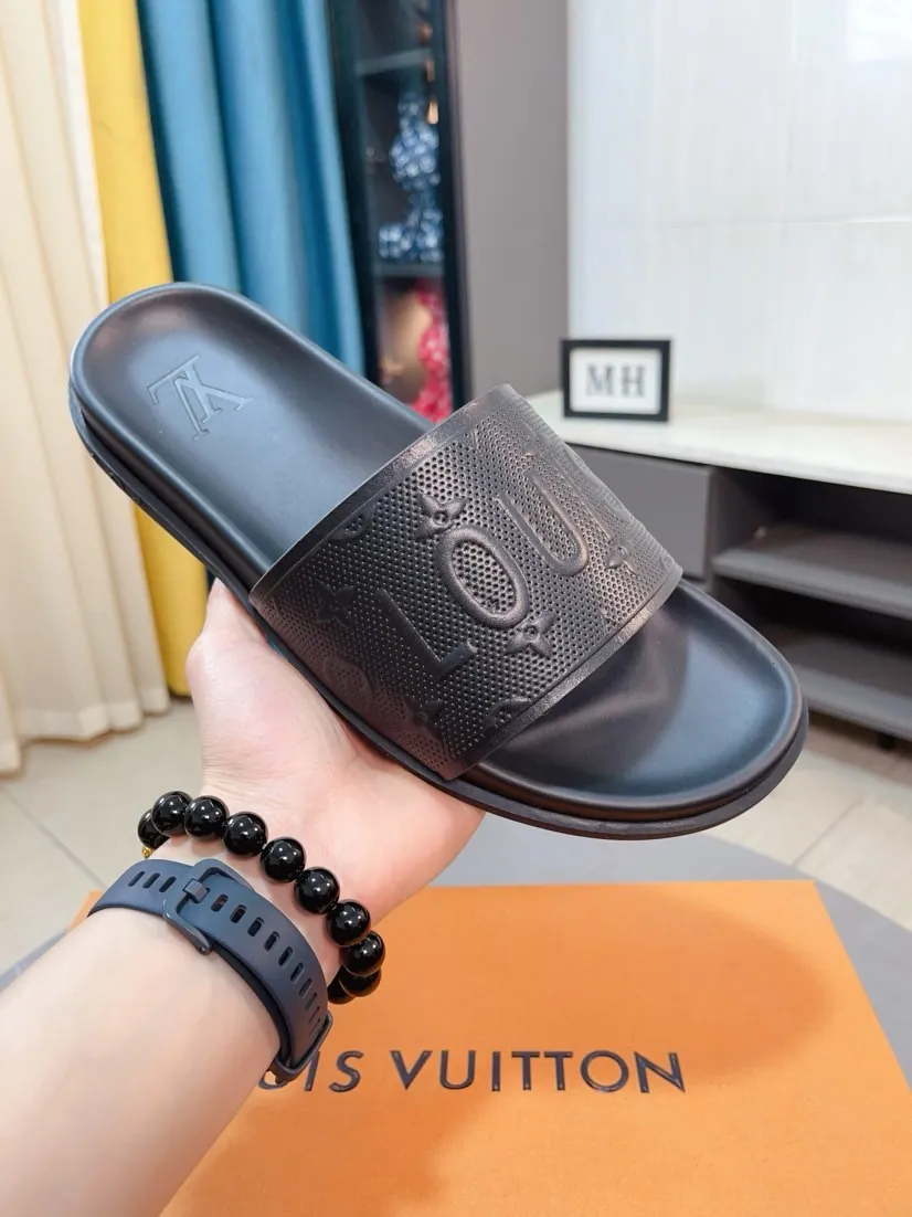 Ex-factory price 320🌹🌹 (lv-Louis Vuitton) new men's sandals, high-end boutique, exquisite embossed logo decoration on the upper, fine workmanship, super soft soles, casual, loose and comfortable, a must-have in summer! \nsize：38-44